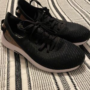 Women’s NEW BALANCE SHOES SIZE 8❤️❤️❤️